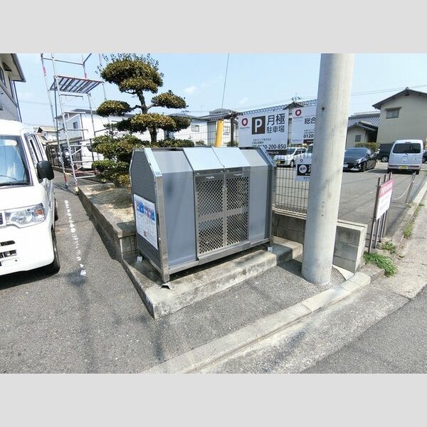現地周辺 (ゴミBOX)