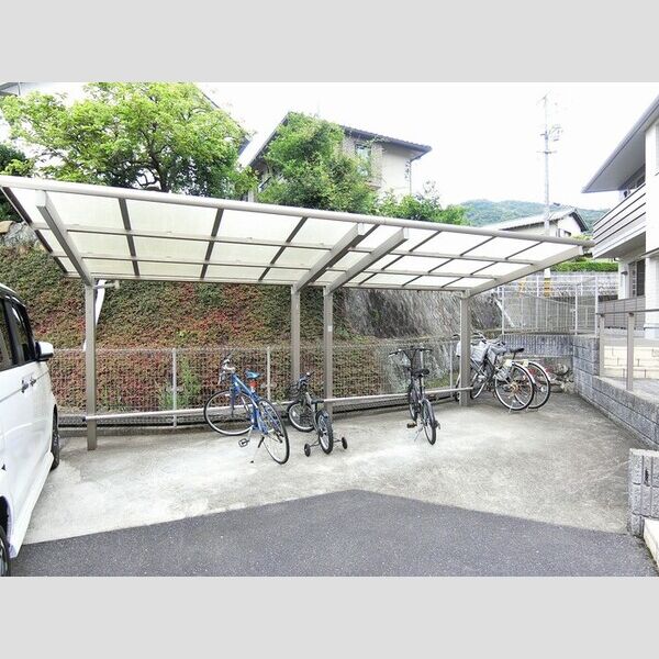 現地周辺 (駐輪場)