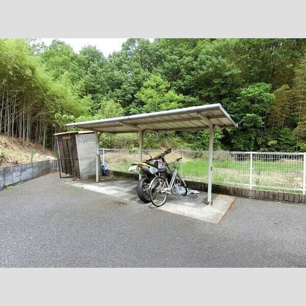 現地周辺 (駐輪場)