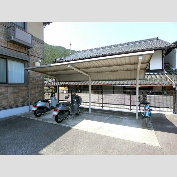 現地周辺 (駐輪場)