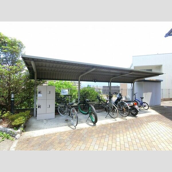 現地周辺 (駐輪場)