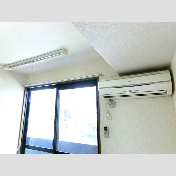 その他設備 (室内物干し・エアコン)
