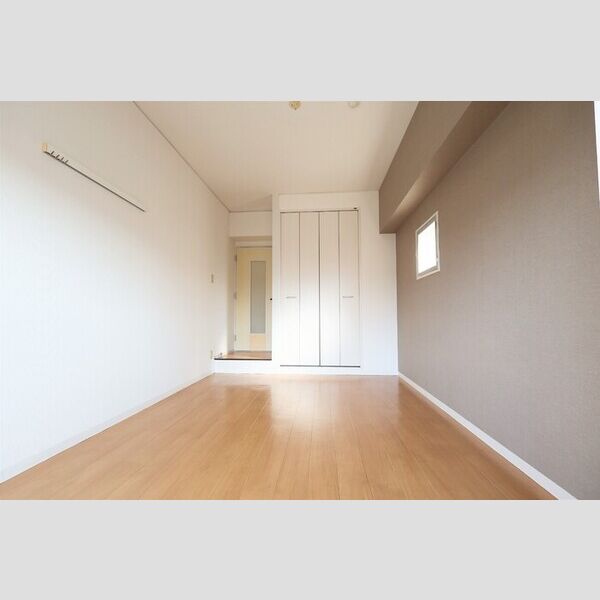 その他 (洋室7帖(バルコニー側から))