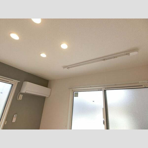 その他 (エアコン・室内物干し(洋室))