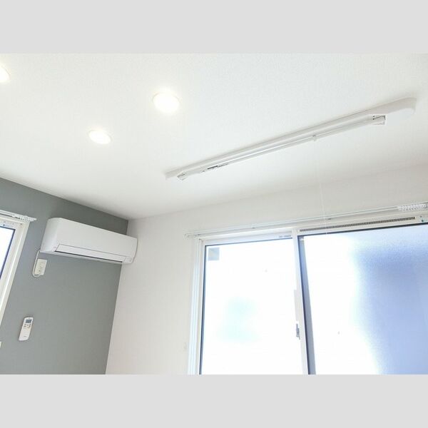 その他 (エアコン・室内物干し(洋室))