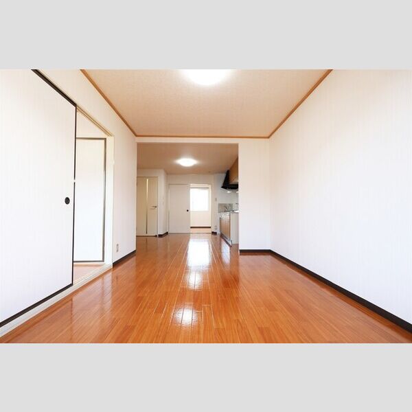 居室・リビング (LDK13.5帖(バルコニー側から))