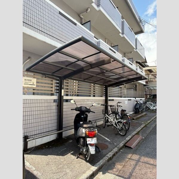 現地周辺 (駐輪場)