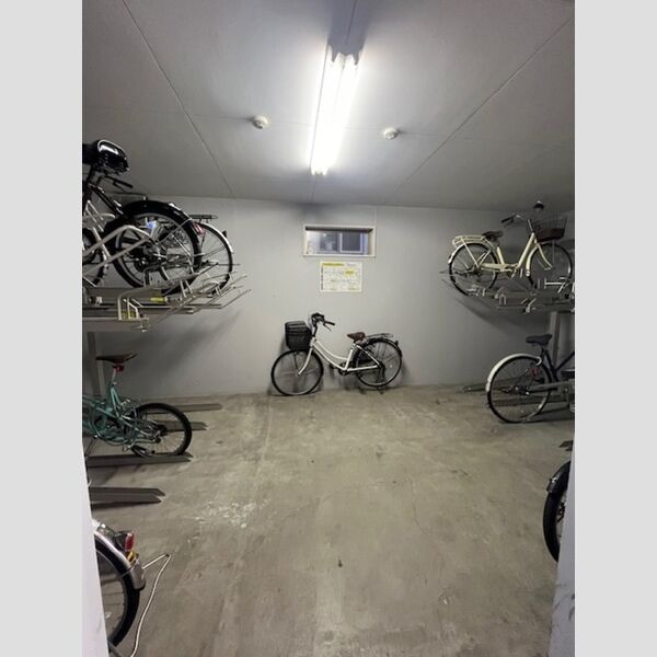 現地周辺 (駐輪場)