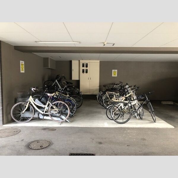 現地周辺 (駐輪場)