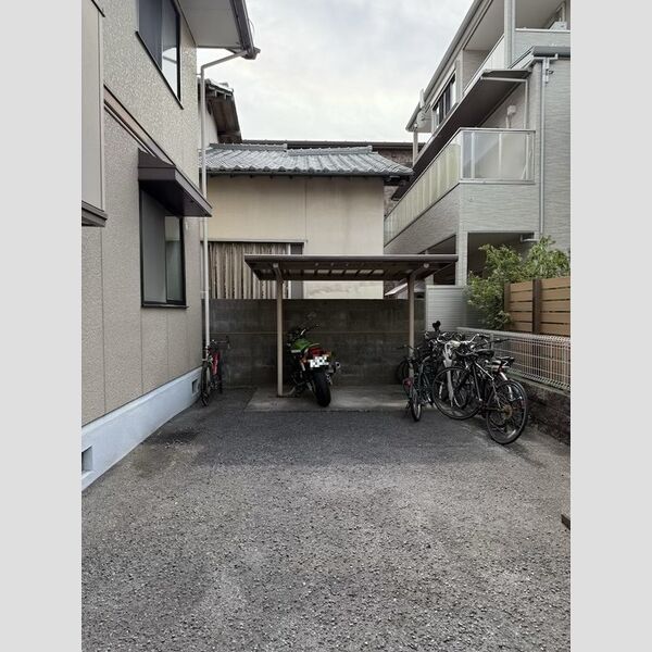 現地周辺 (駐輪場)