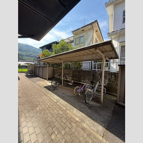 現地周辺 (駐輪場)