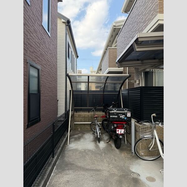 現地周辺 (駐輪場)