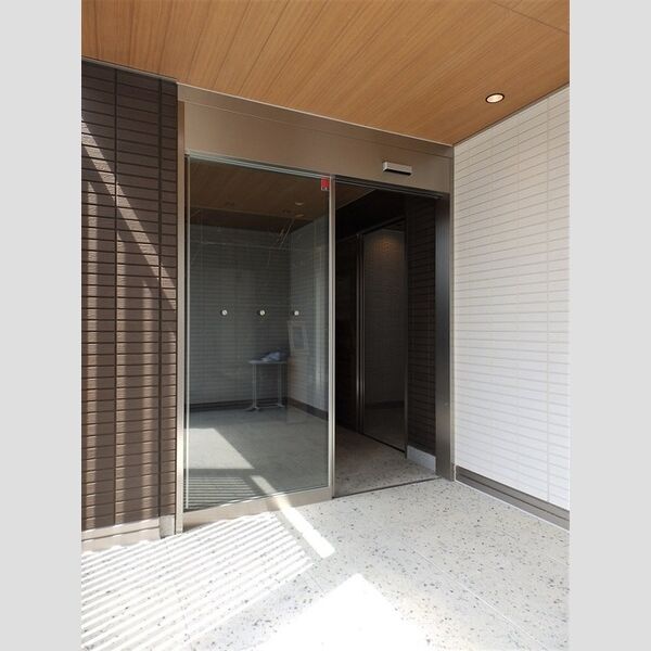 現地周辺 (風除室　自動ドア仕様)