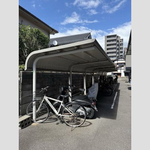 現地周辺 (駐輪場)