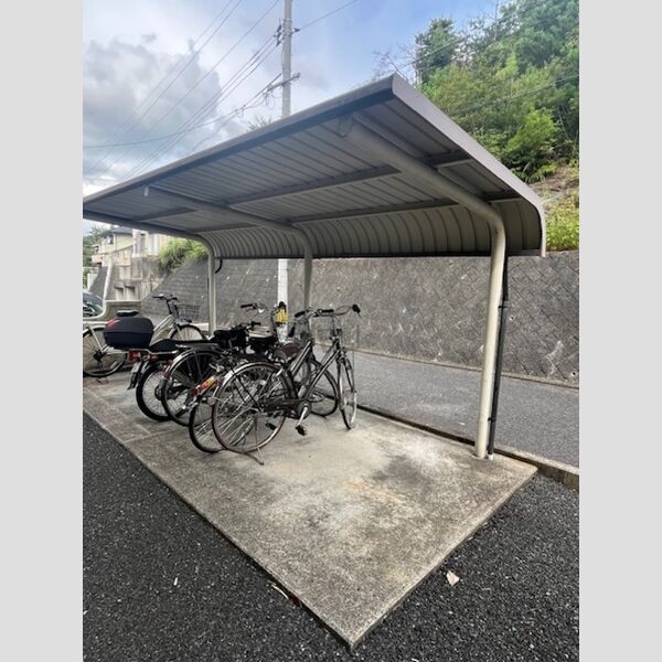 現地周辺 (駐輪場)