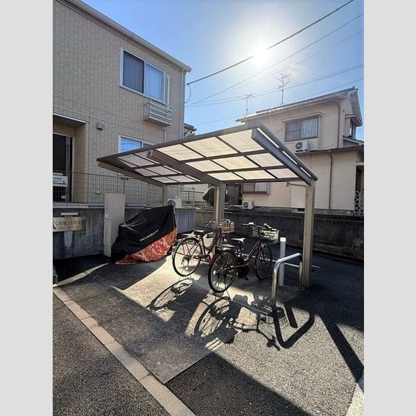 現地周辺 (駐輪場)