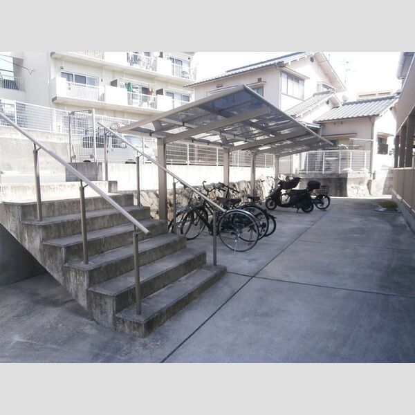 現地周辺 (駐輪場)