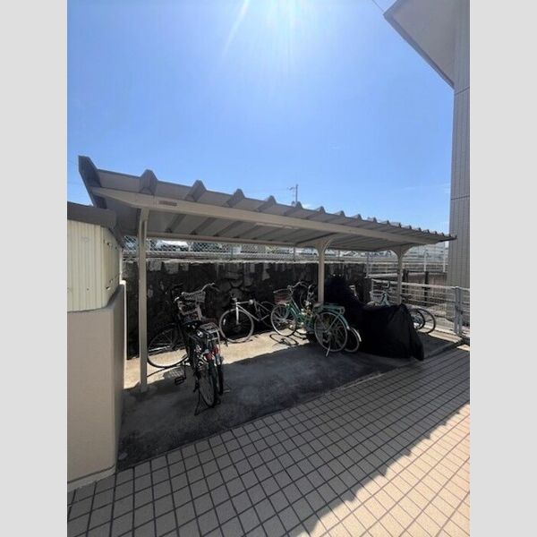 現地周辺 (駐輪場)