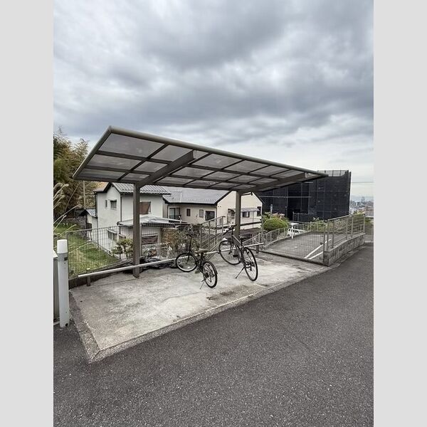 現地周辺 (駐輪場)