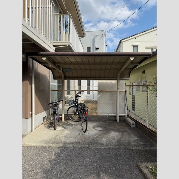 現地周辺 (駐輪場)