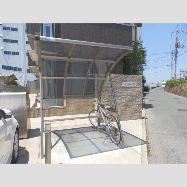 現地周辺 (駐輪場)