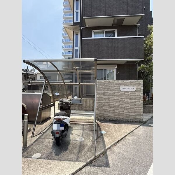 現地周辺 (駐輪場)