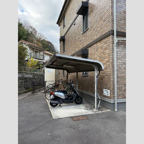 現地周辺 (駐輪場)