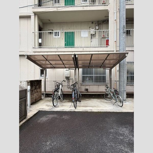 現地周辺 (駐輪場)