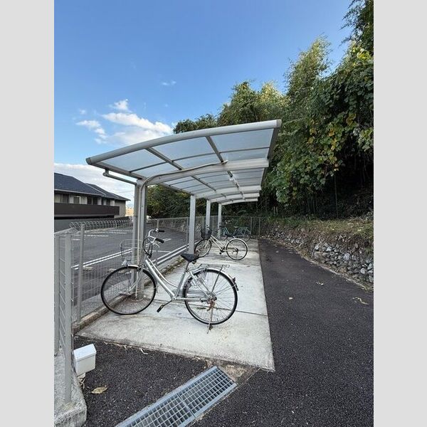 現地周辺 (駐輪場)