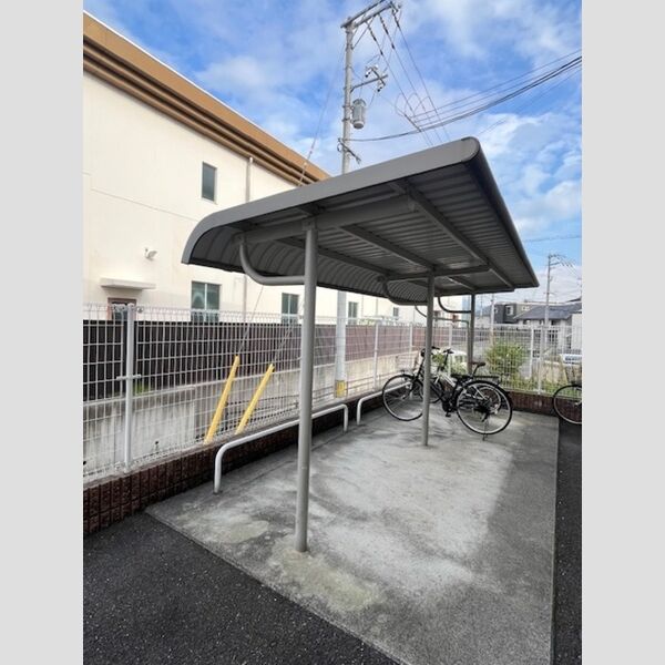 現地周辺 (駐輪場)