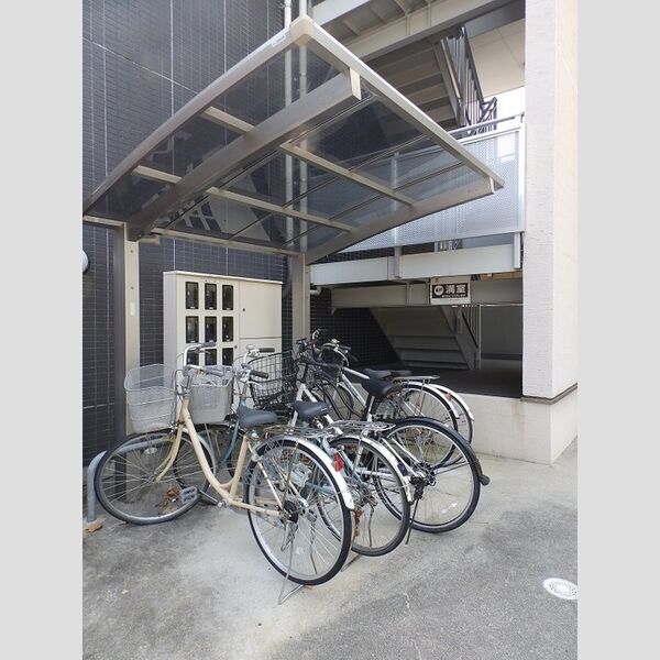 現地周辺 (駐輪場)