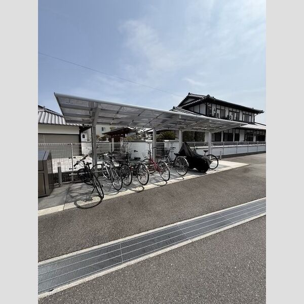 現地周辺 (駐輪場)