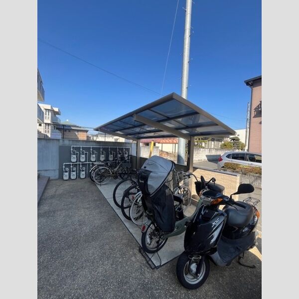 現地周辺 (駐輪場)