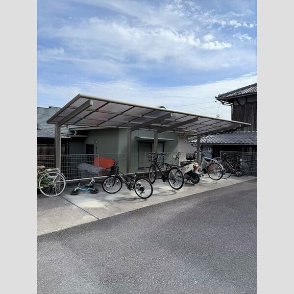 現地周辺 (駐輪場)