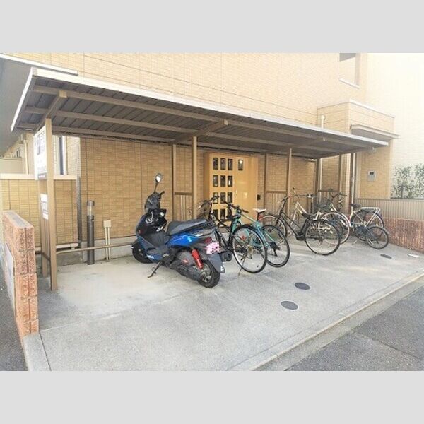 現地周辺 (駐輪場)