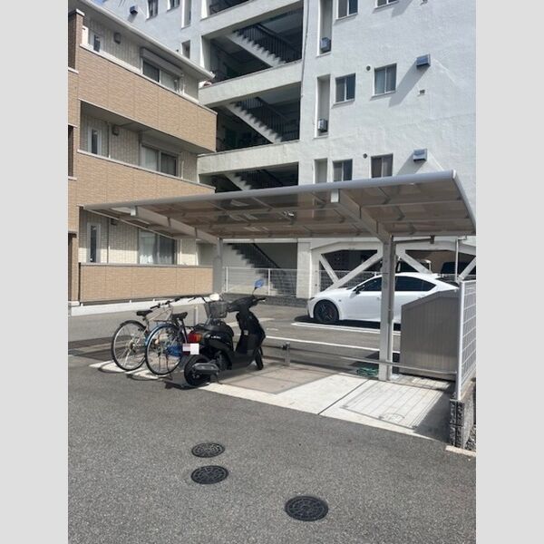 現地周辺 (駐輪場)