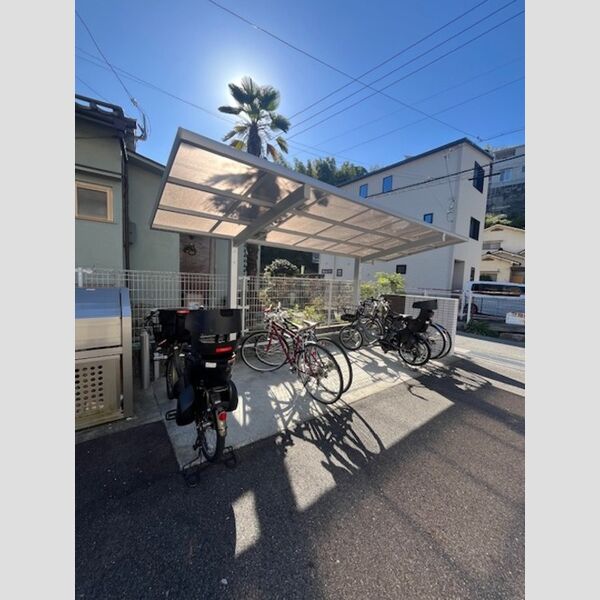 現地周辺 (駐輪場)