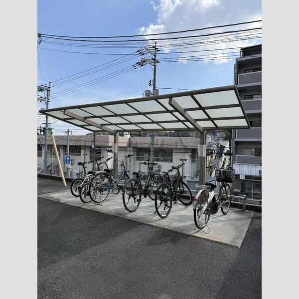 現地周辺 (駐輪場)