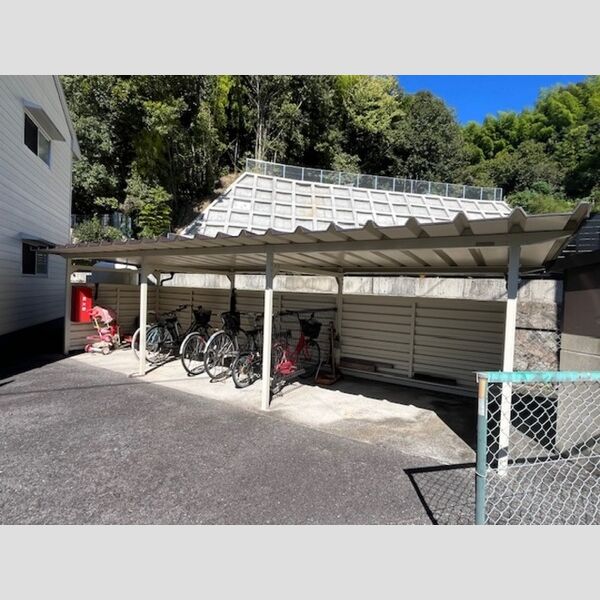 現地周辺 (駐輪場)