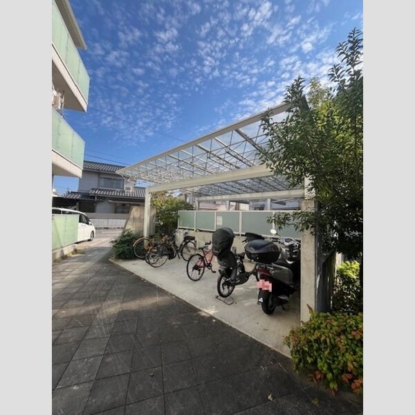 現地周辺 (駐輪場)