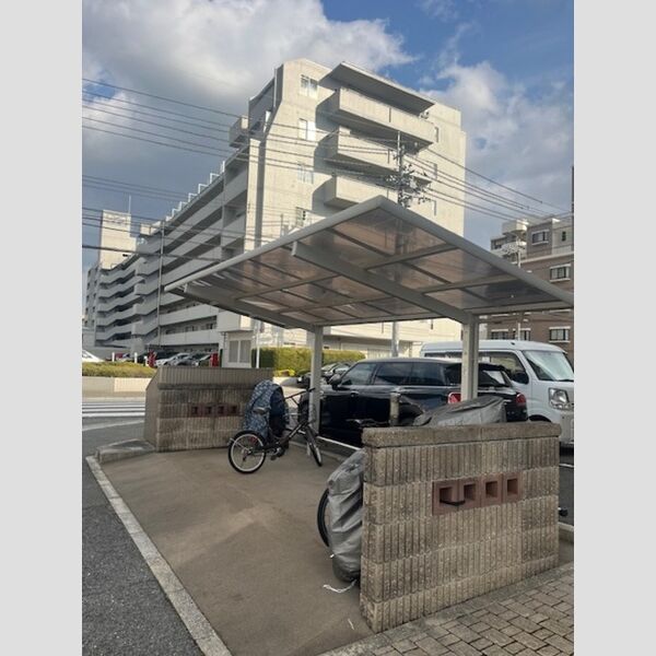 現地周辺 (駐輪場)