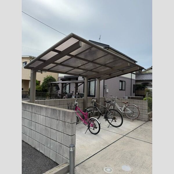 現地周辺 (駐輪場)