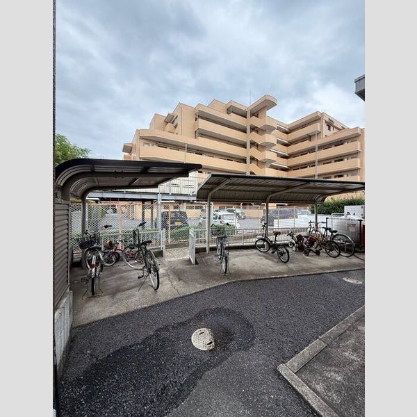 現地周辺 (駐輪場)