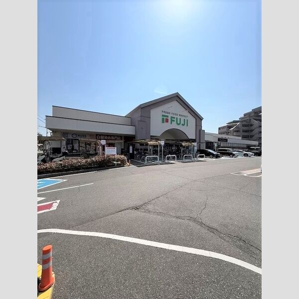 現地周辺 (フジ庚午店　328m)