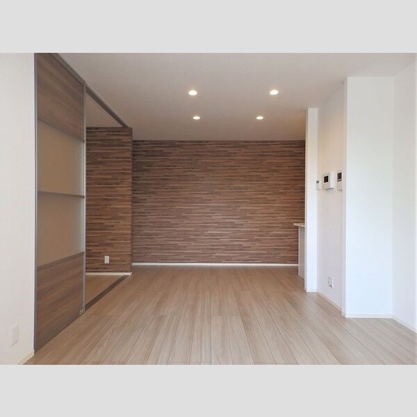 その他 (LDK～洋室へのアクセントクロス)