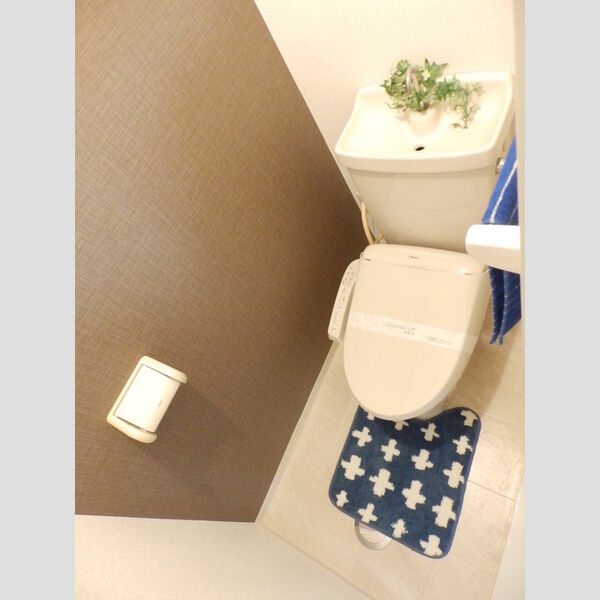 トイレ (A102:温水洗浄暖房便座)