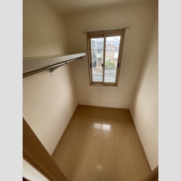 収納 (ウォークインクローゼット(洋室6帖))