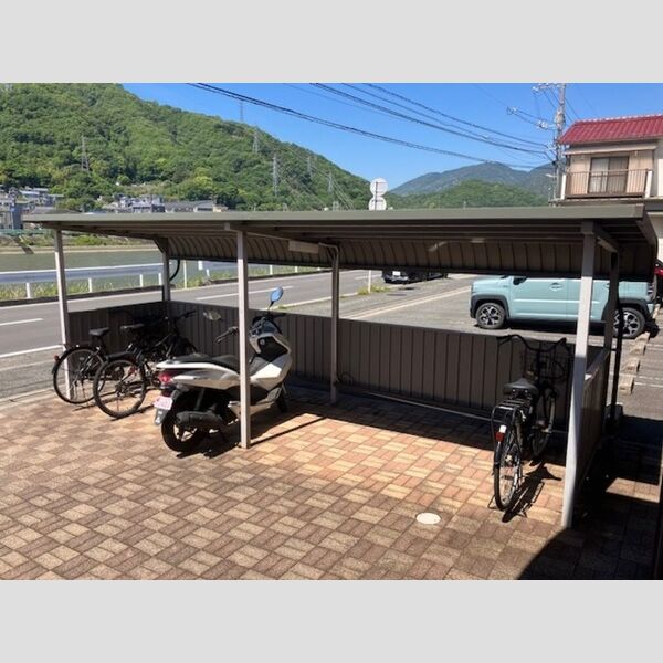 現地周辺 (駐輪場)