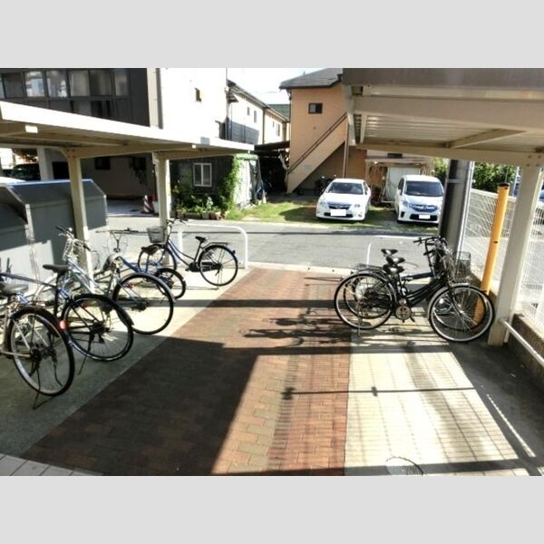 現地周辺 (駐輪場)