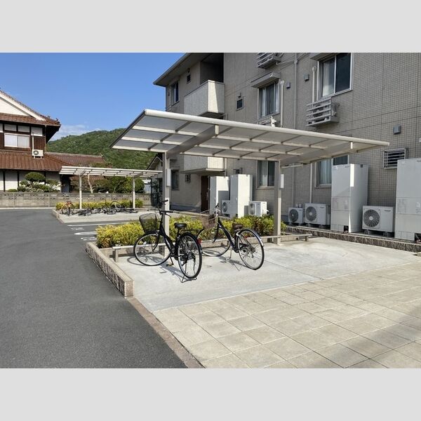 現地周辺 (駐輪場)